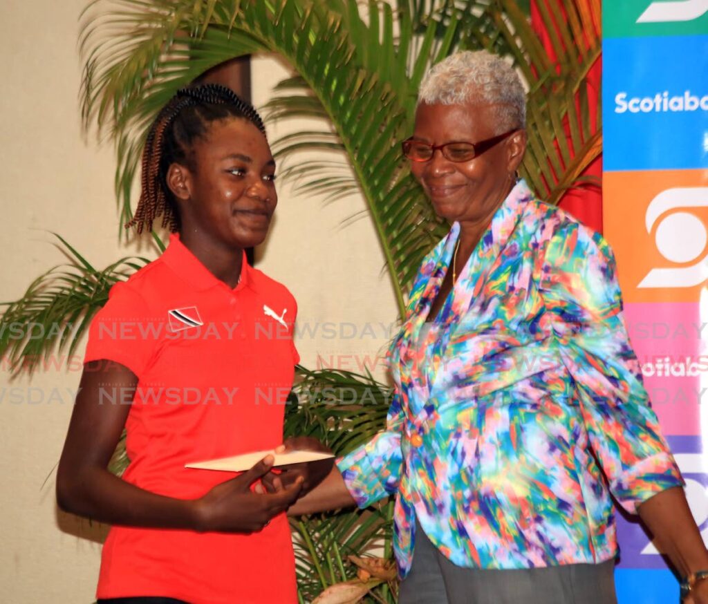 Meets & Features : Natalie Eastman receives 'Deon Lendore Bursary' from Crispina Edmund, mother of late Olympian Deon Lendore